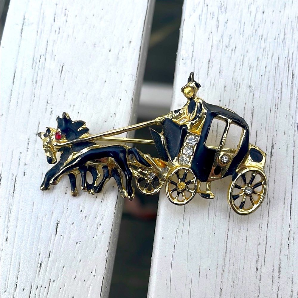 ⚜️Vintage Horse & Carriage Gold and Black Brooch! - Picture 1 of 3